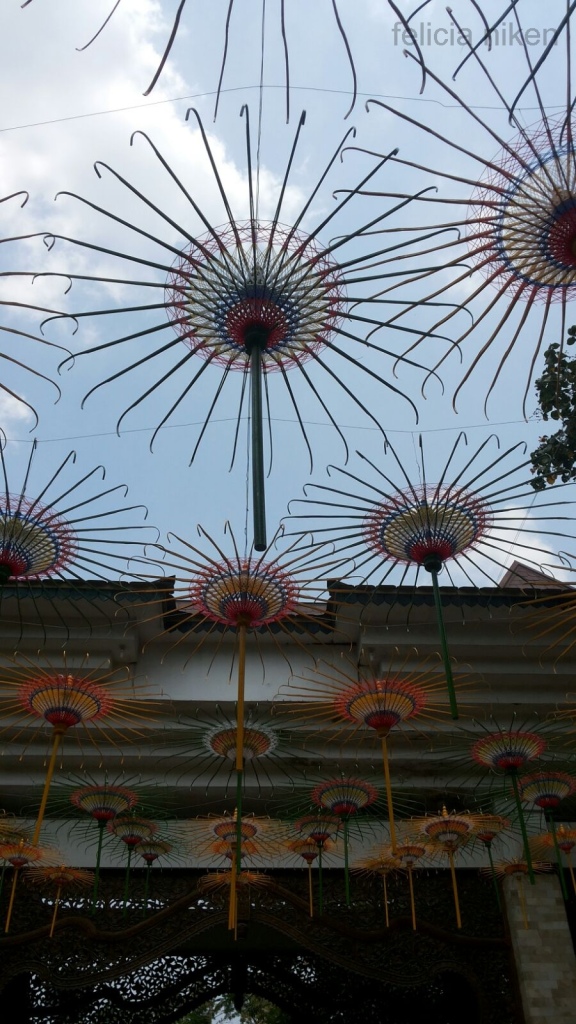 Sambutan payung setelah pintu masuk Taman Balekambang